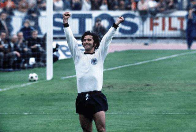 他在场上展 他在场上展